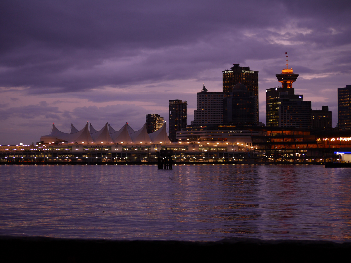 Abendliche Skyline in Vancouver