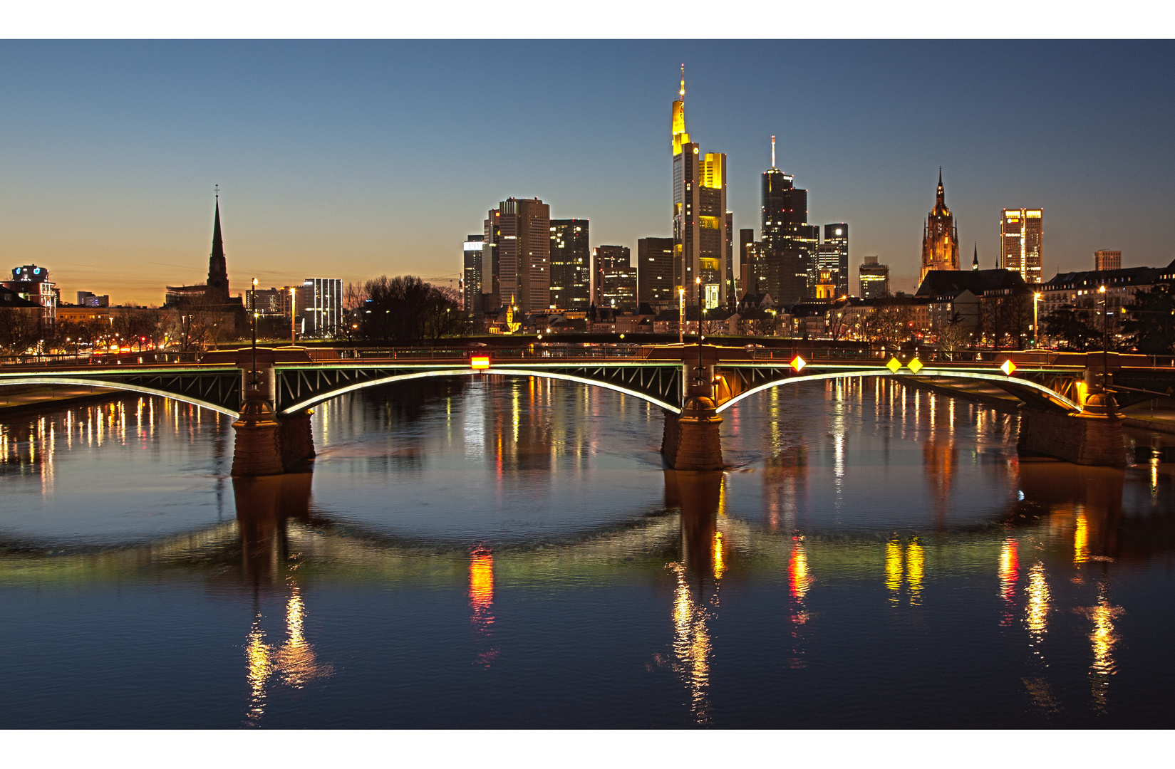 Abendliche Skyline von Frankfurt