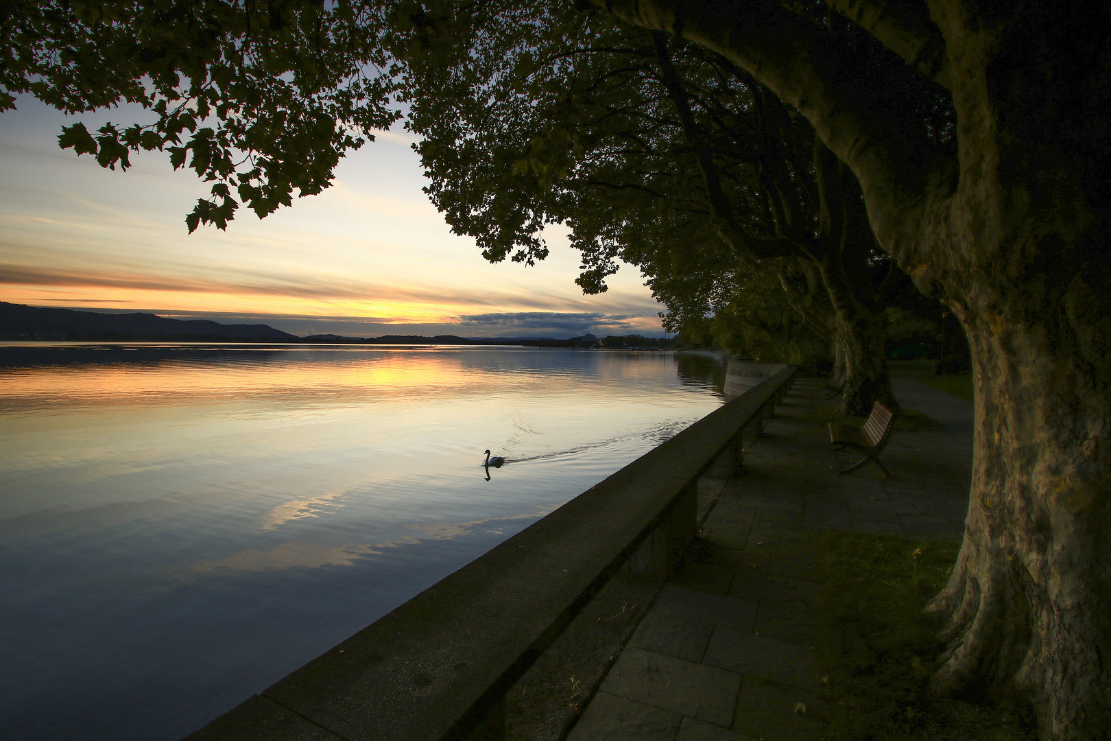 Abendliche Stille am Seeufer