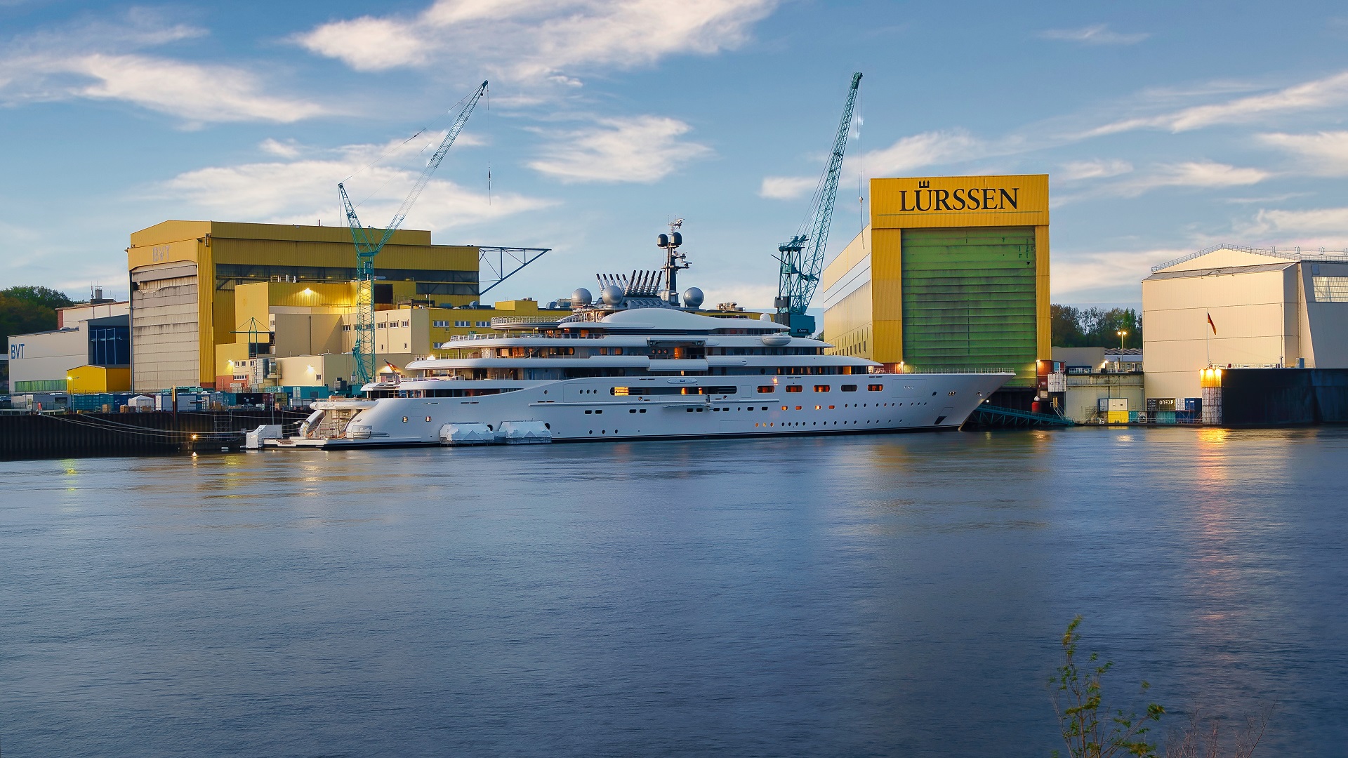 abendliche Stimmung an der LÜRSSEN Werft