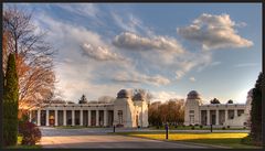 abendliche stimmung im zentralfriedhof wien