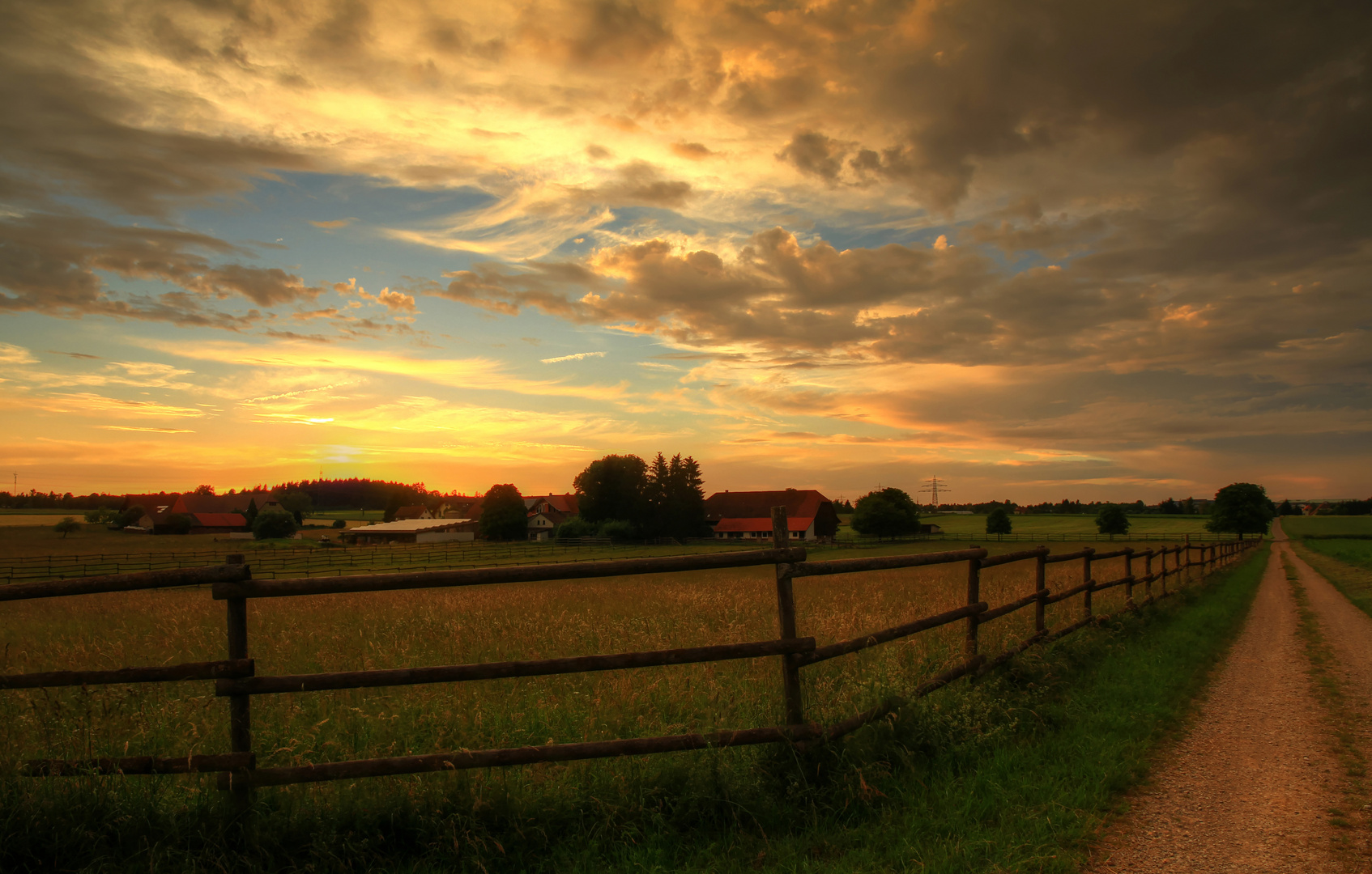 Abendliche Stimmung über dem Gehöft