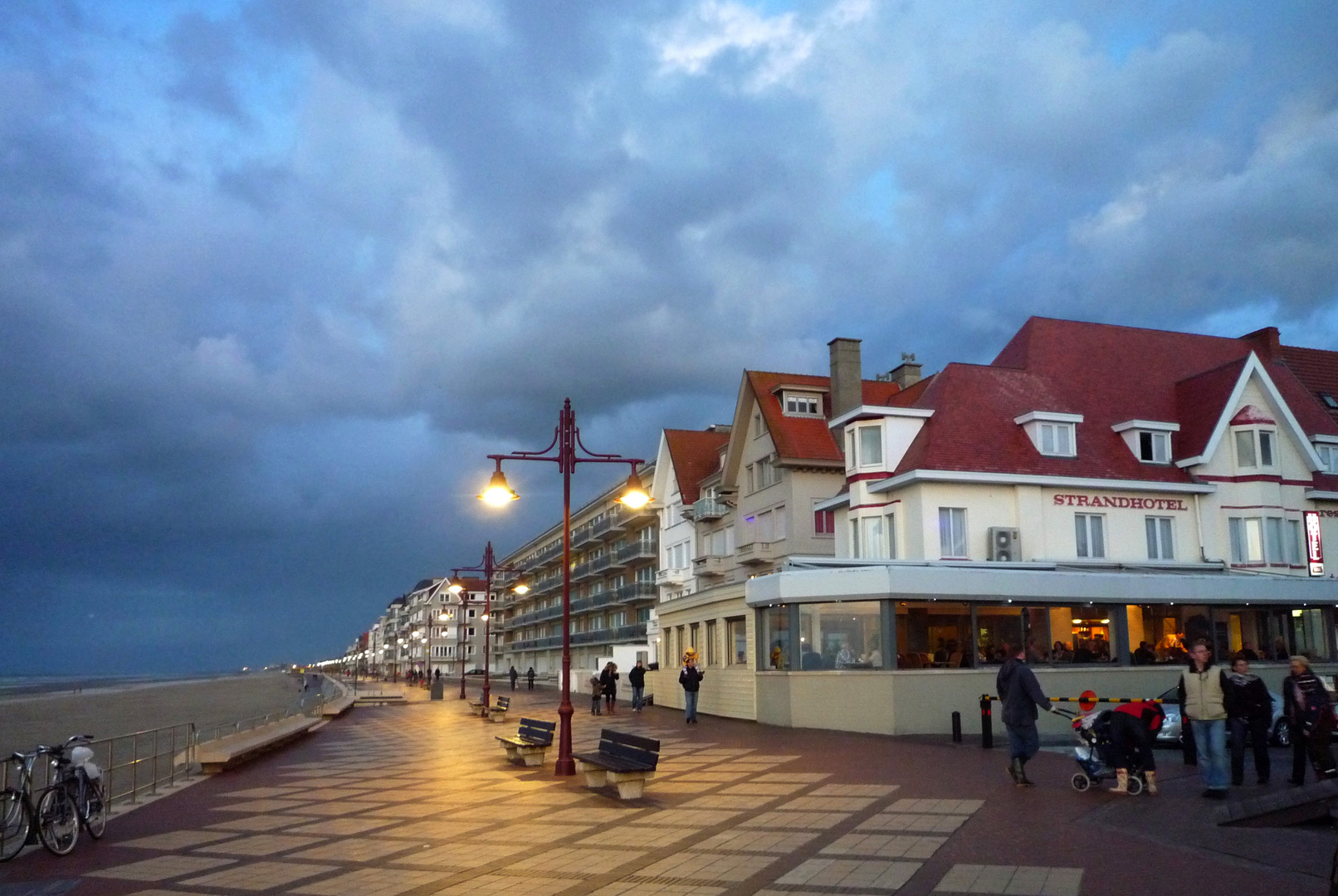 Abendliche Strandprommenade in De Haan, Belgien