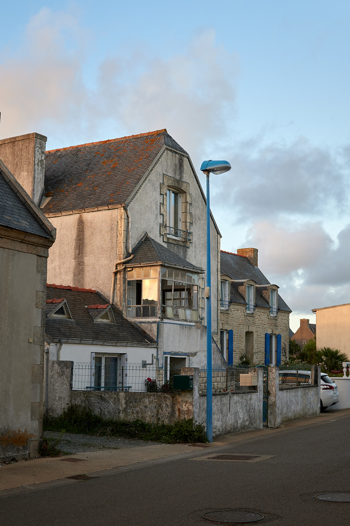 Abendliche Straßenszene in der Bretagne