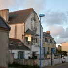 Abendliche Straßenszene in der Bretagne