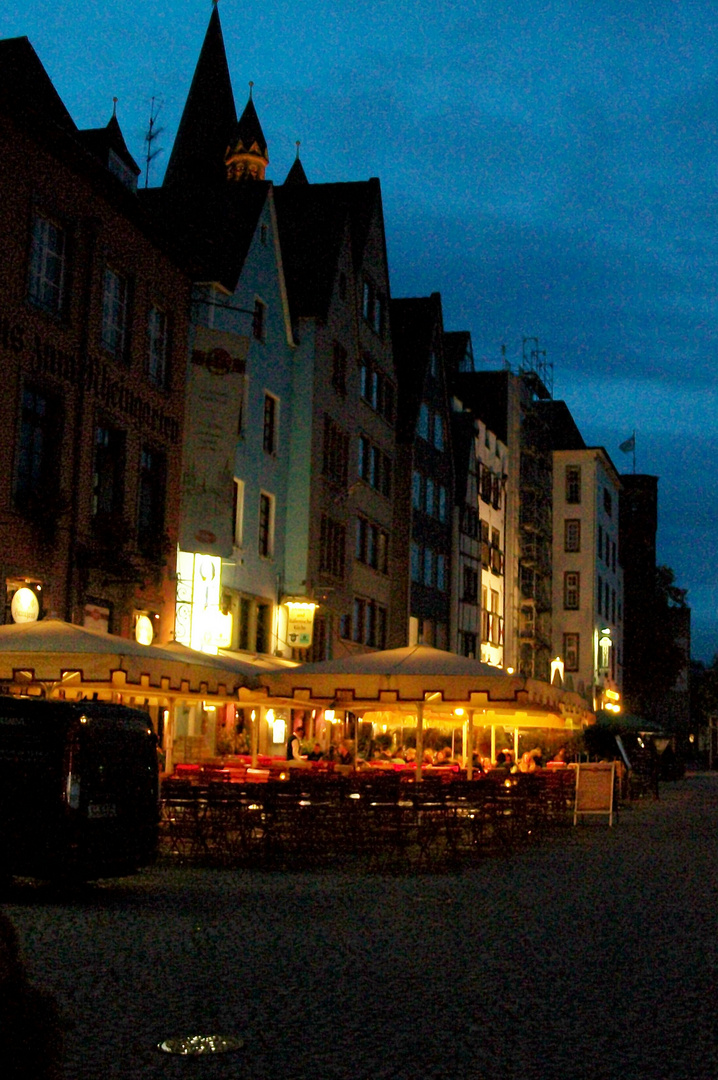 Abendliche Szene am Rheinufer