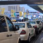 Abendliche Taxi - Hektik vor dem Frankfurter Flughafen