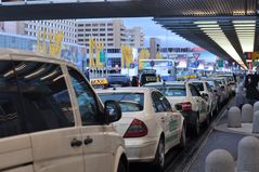 Abendliche Taxi - Hektik vor dem Frankfurter Flughafen
