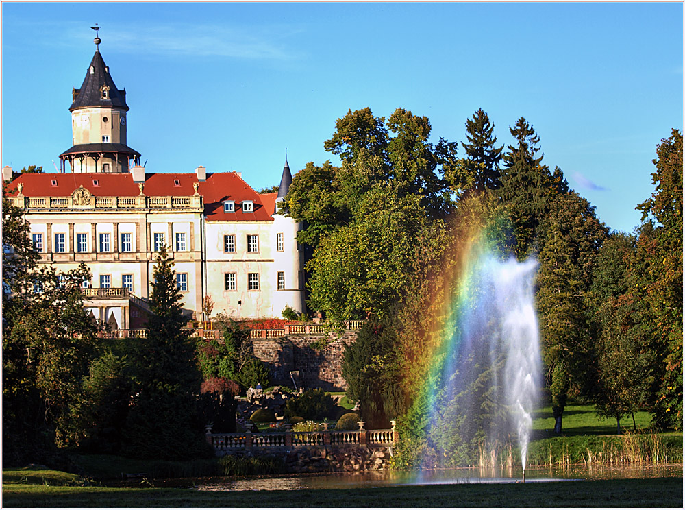 Abendliche Wasserfontäne vor Schloss Wiesenburg