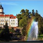 Abendliche Wasserfontäne vor Schloss Wiesenburg