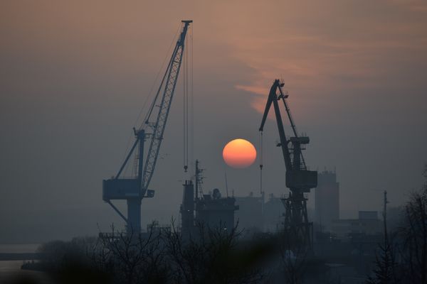 Abendliche Werftszenerie