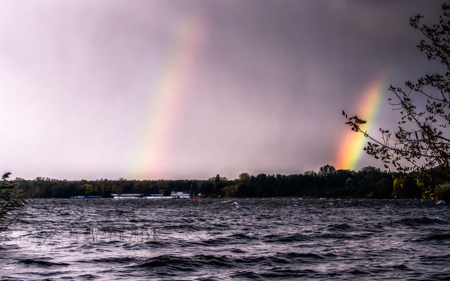 Abendliche Wetterstimmung mit Regenbögen