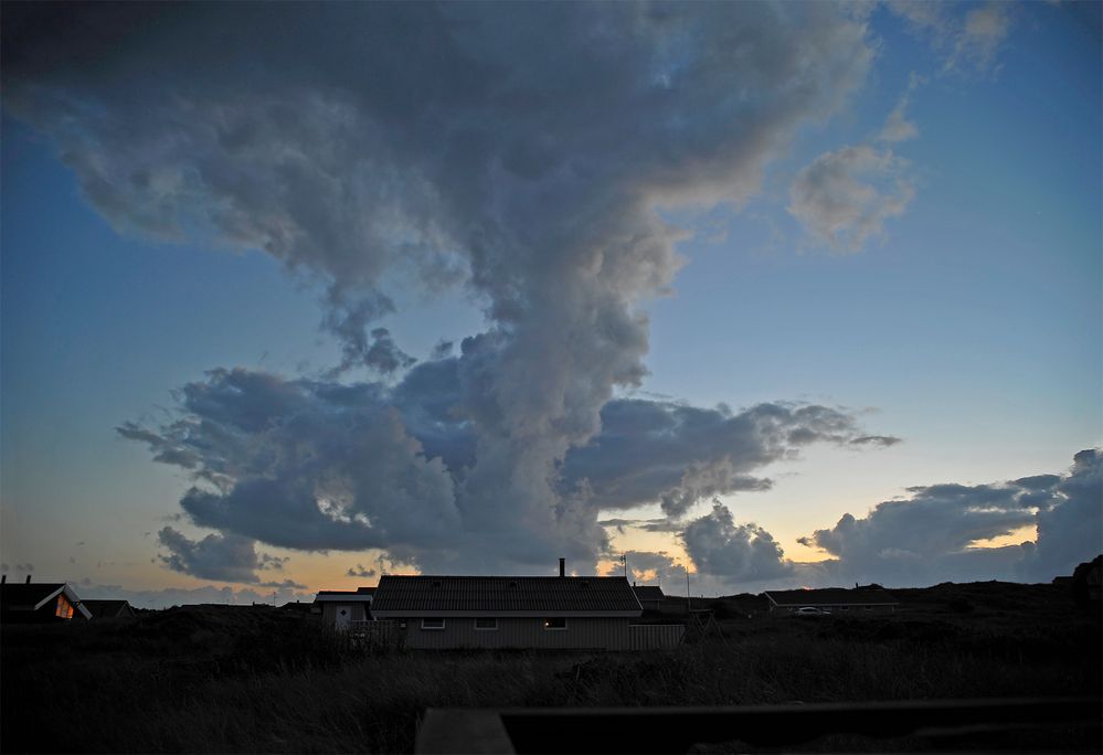 Abendliche Wolkentürme am dänischen Himmel