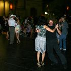 Abendlicher 1. Mai-Tanz vor der Karlskirche