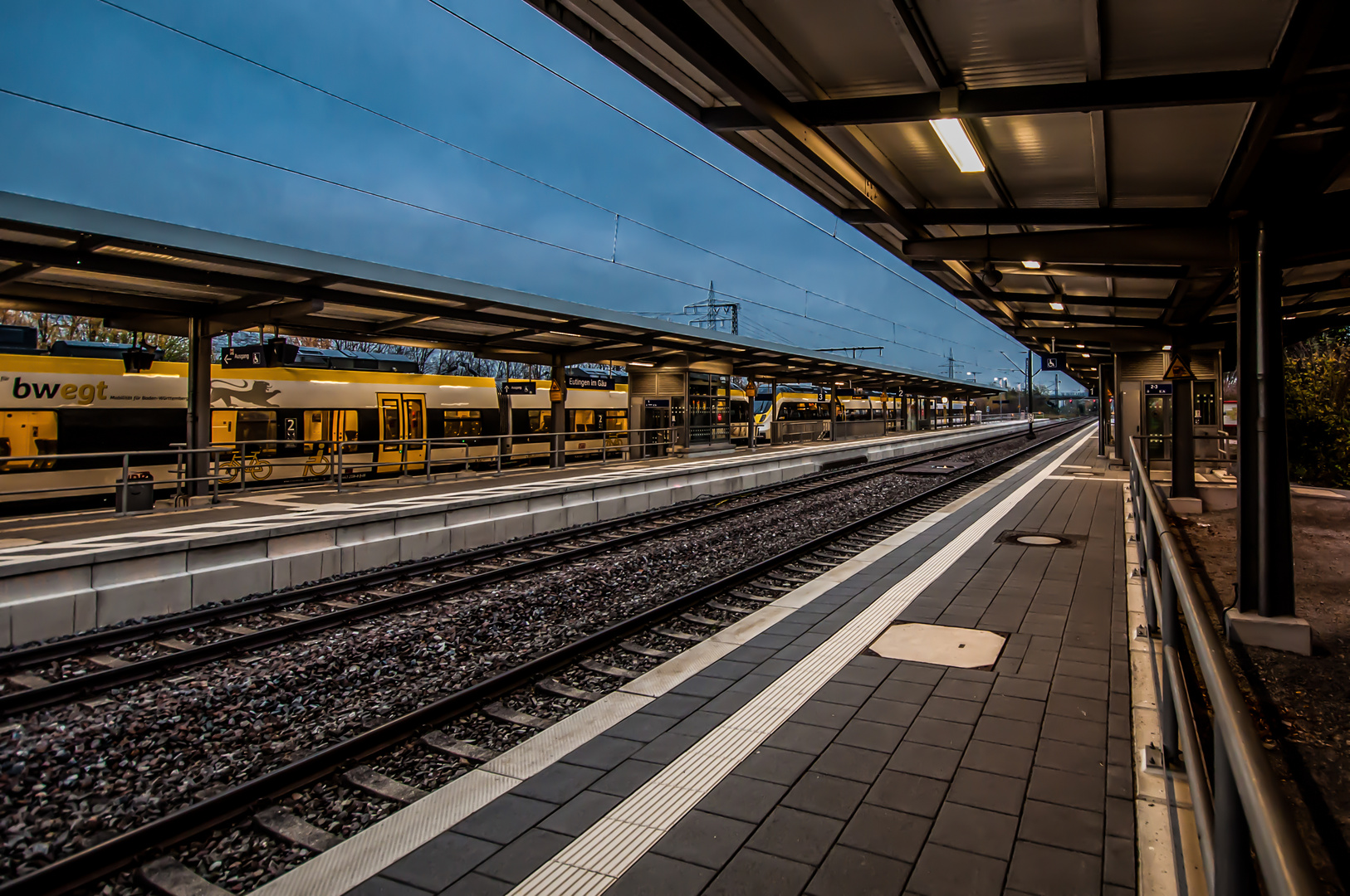 abendlicher Bahnhof