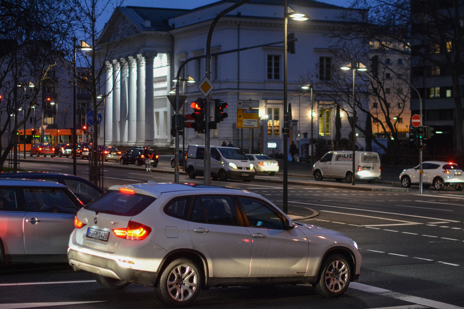 Abendlicher Berufsverkehr in Frankfurt vor dem Literaturhaus im Ostend