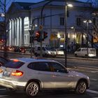 Abendlicher Berufsverkehr in Frankfurt vor dem Literaturhaus im Ostend