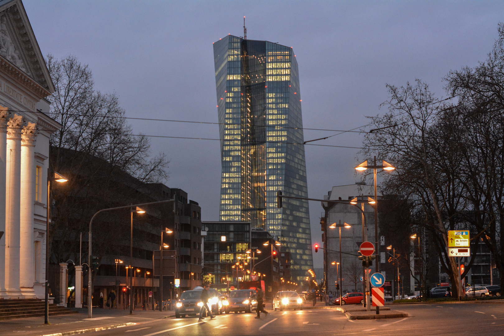 Abendlicher Berufsverkehr in Frankfurt vor dem Literaturhaus u. EZB im Ostend