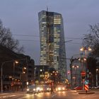 Abendlicher Berufsverkehr in Frankfurt vor dem Literaturhaus u. EZB im Ostend