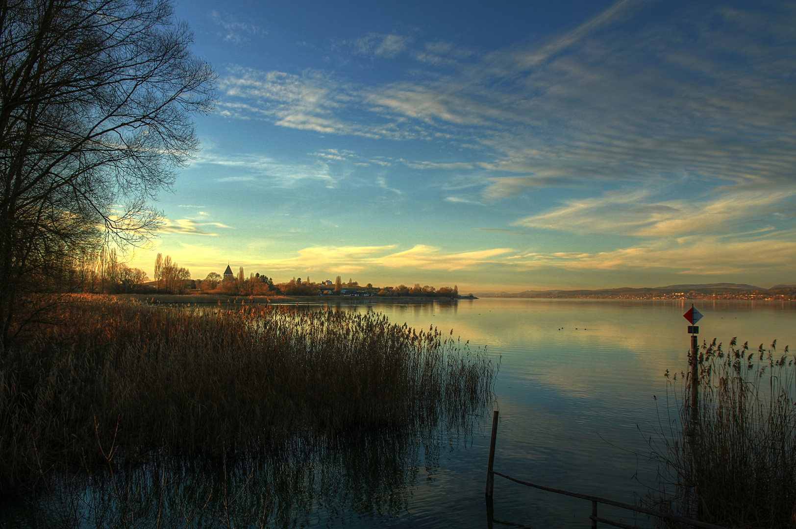 Abendlicher Blick auf die Nordseite der Insel Reichenau