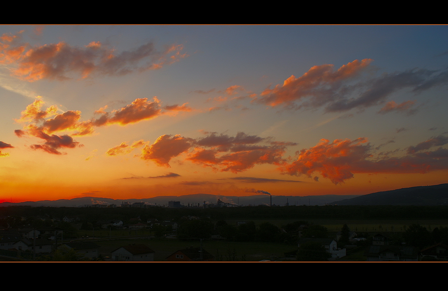 Abendlicher Blick auf die Voest alpine in Linz