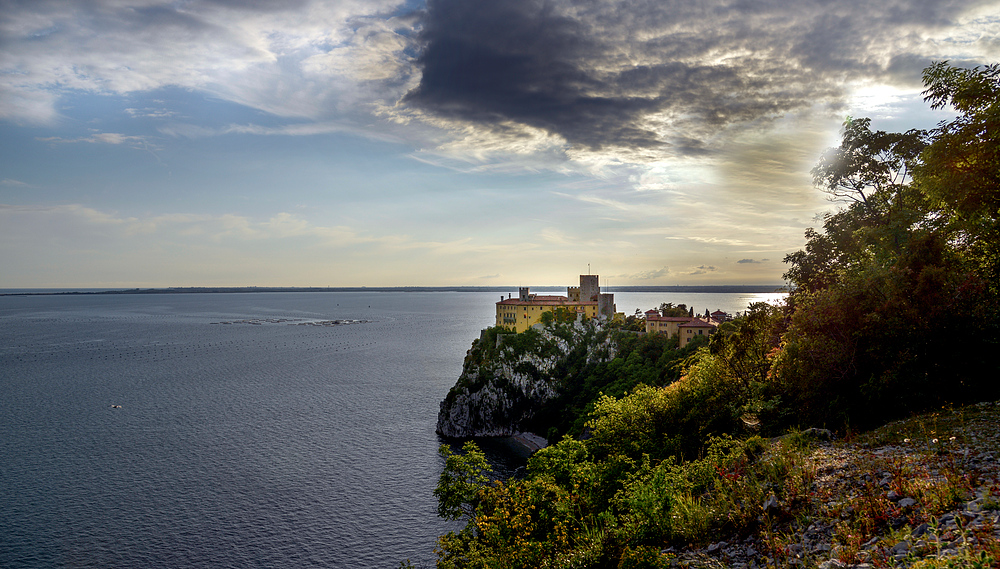 Abendlicher Blick auf Schloss Duino (Triest)