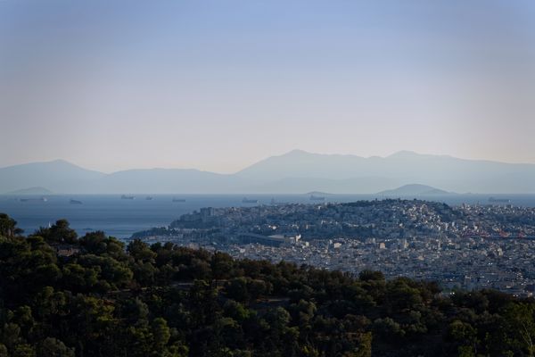 Abendlicher Blick über Athen: Schiffe auf dem Weg in den Hafen Piräus