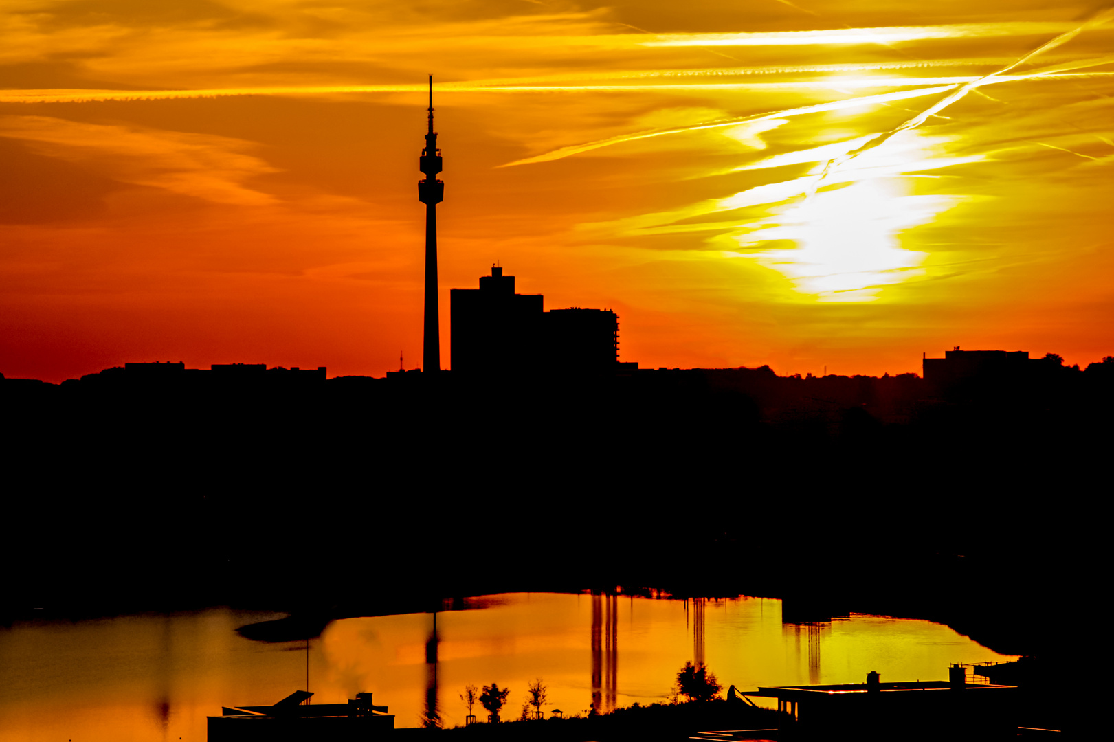 Abendlicher Blick über den Phoenix-See in Dortmund