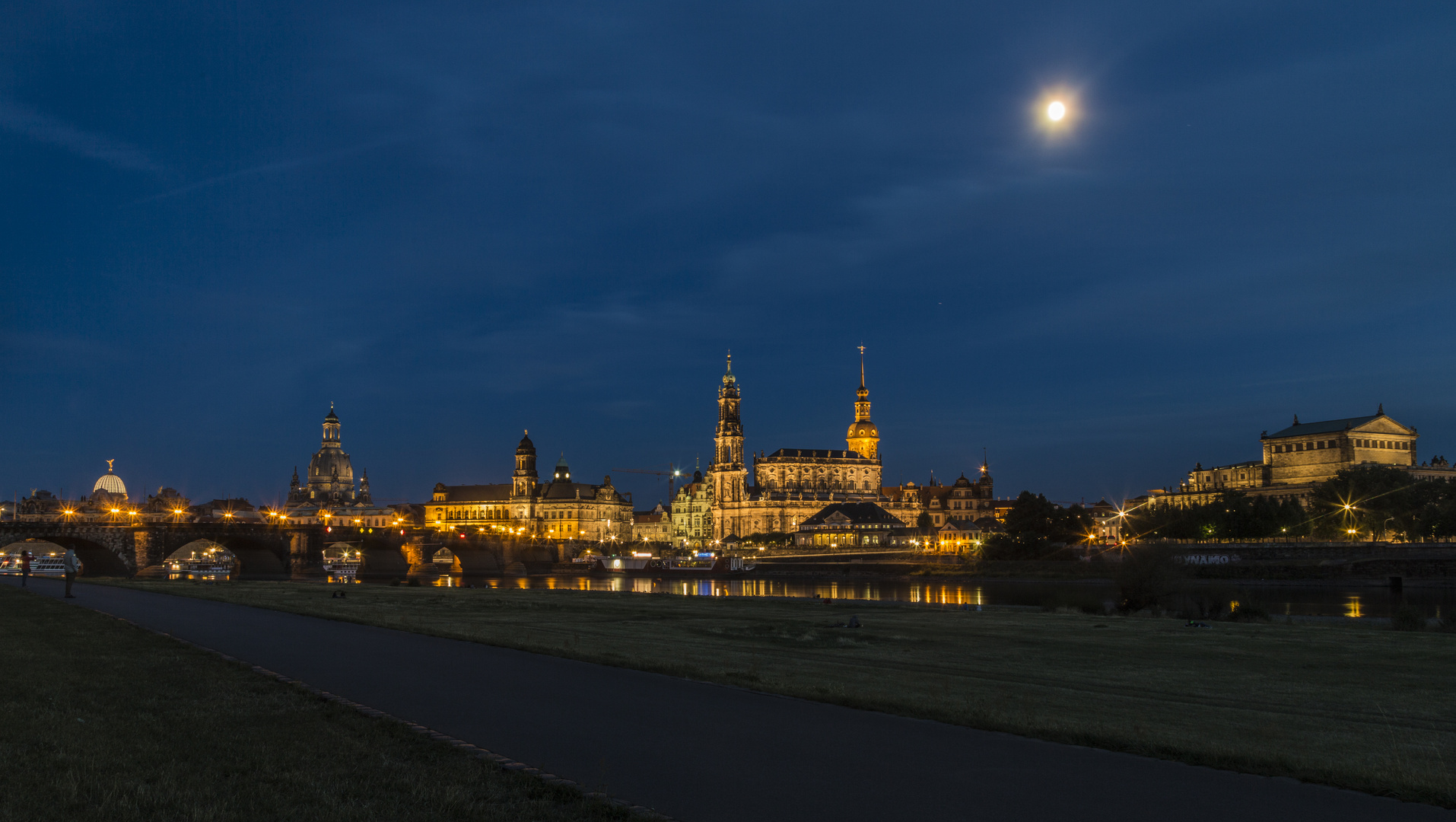 Abendlicher Blick über die Elbe