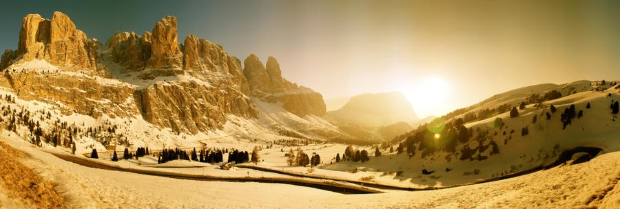 Abendlicher Blick vom Grödner Joch aufs Sella Massiv (Südtirol)