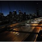 Abendlicher Blick von der Brooklyn Bridge auf Downtown Manhattan