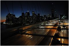 Abendlicher Blick von der Brooklyn Bridge auf Downtown Manhattan