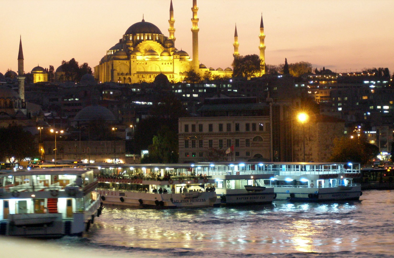 abendlicher Blick von der Galatabrücke auf die Süleymaniye-Moschee