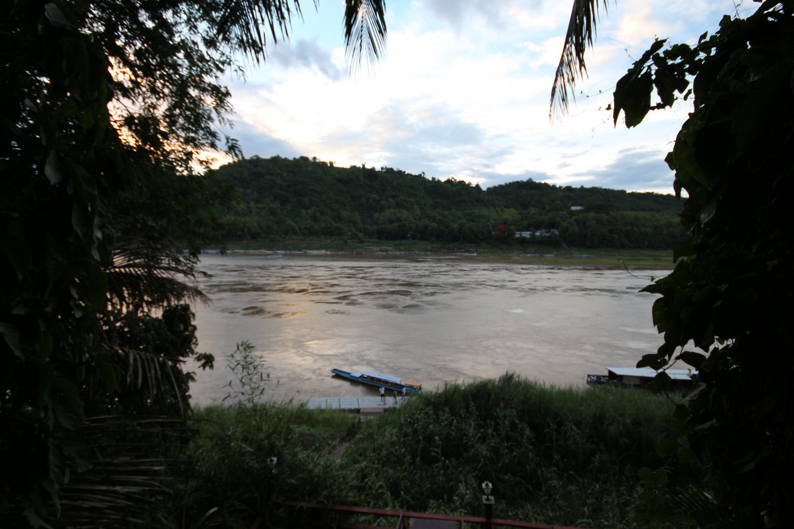 abendlicher Blick von der Uferpromenade ueber den Mekong, Luang Prabang