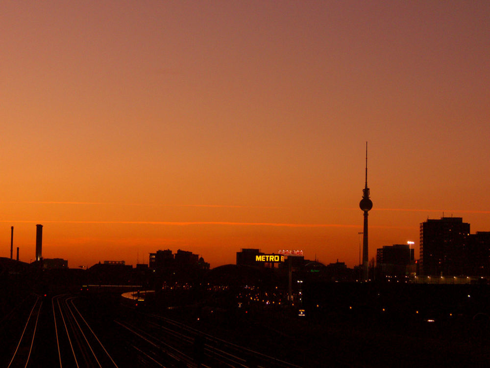 Abendlicher Blick von der Warschauer Brücke in Berlin