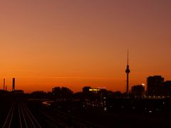 Abendlicher Blick von der Warschauer Brücke in Berlin