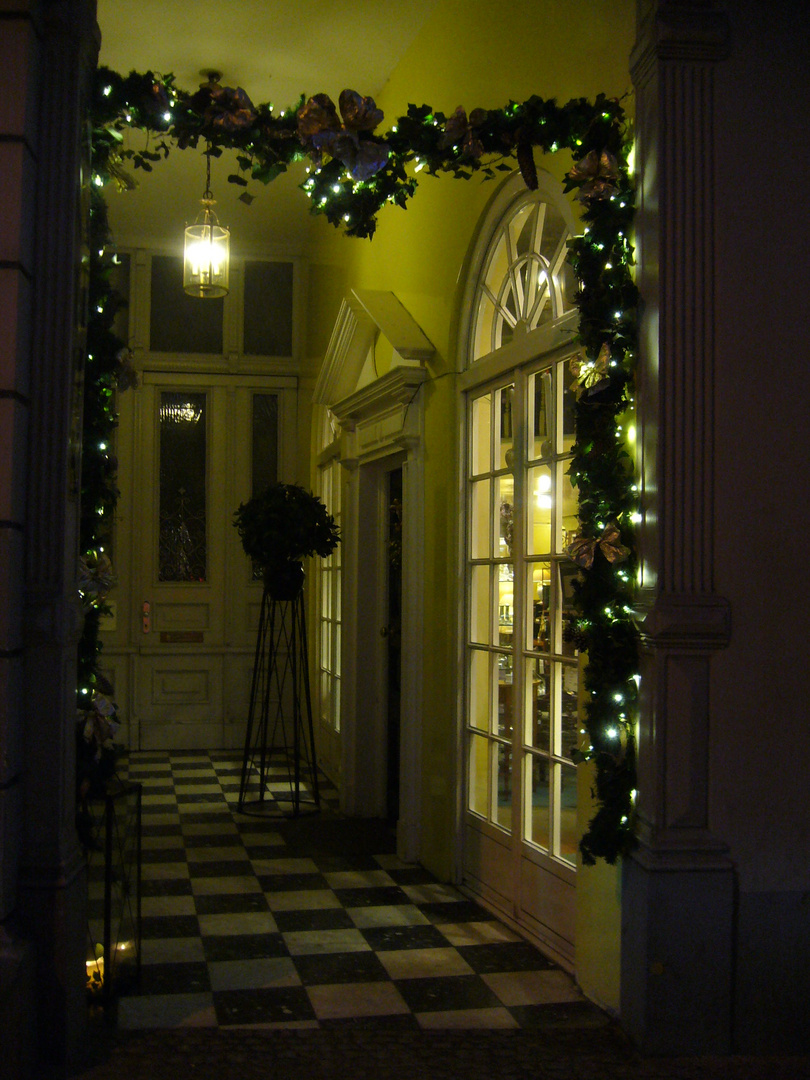 abendlicher Eingang im weihnachtlichen Lübeck....