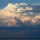 Abendlicher Gewitterkumulus über der Aussenelbe, am Horizont die Bohrplattform Mittelplate.