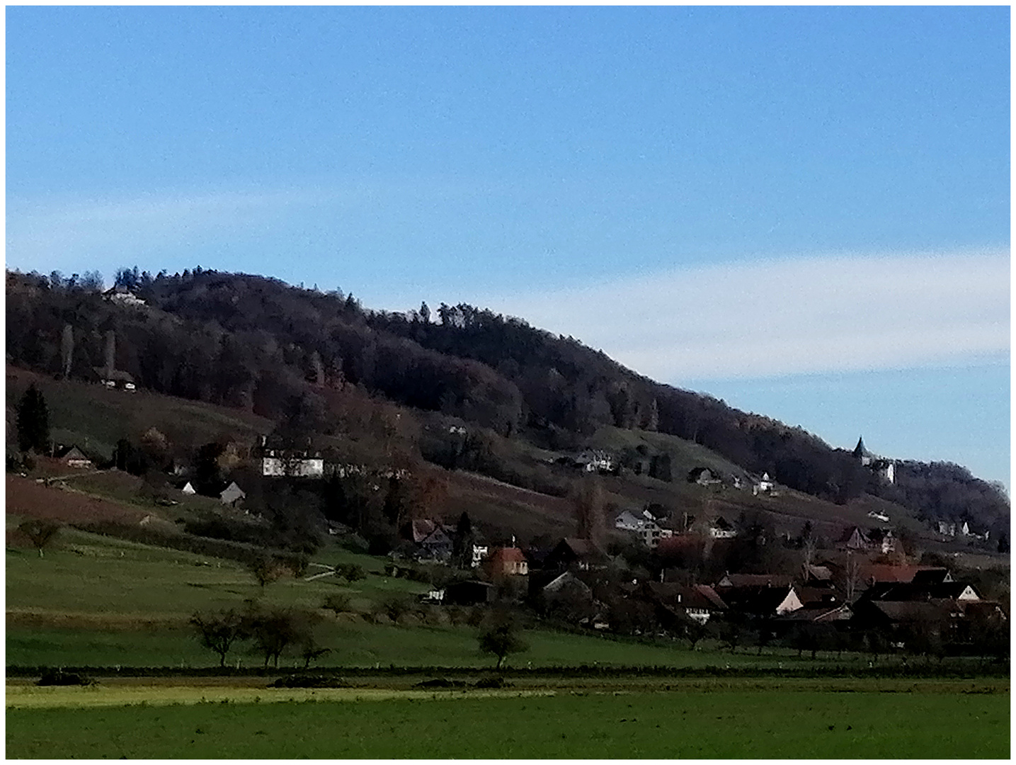 Abendlicher Ottenberg mit Schlossgut Bachtobel links und Schloss Weinfelden rechts