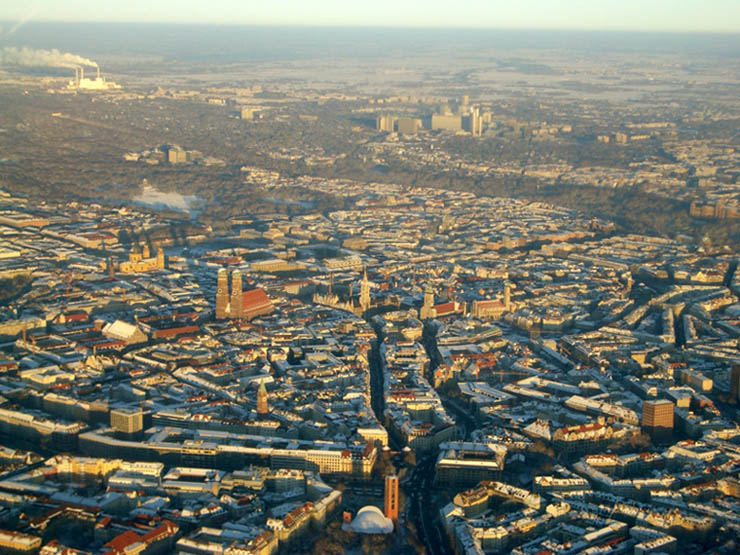 Abendlicher Rundflug über München im Dezember