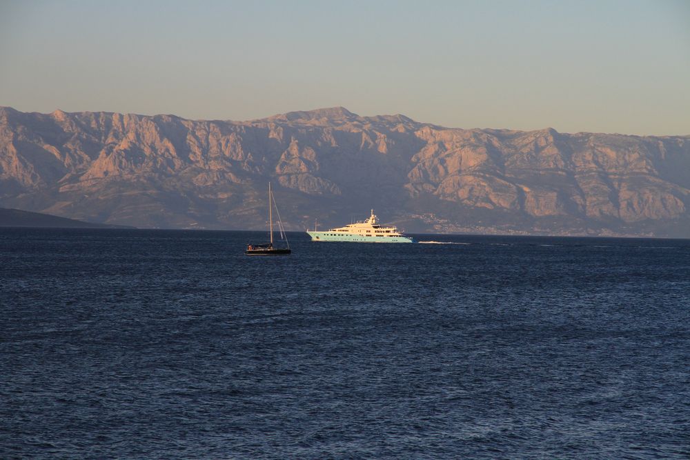 Abendlicher Schiffsverkehr