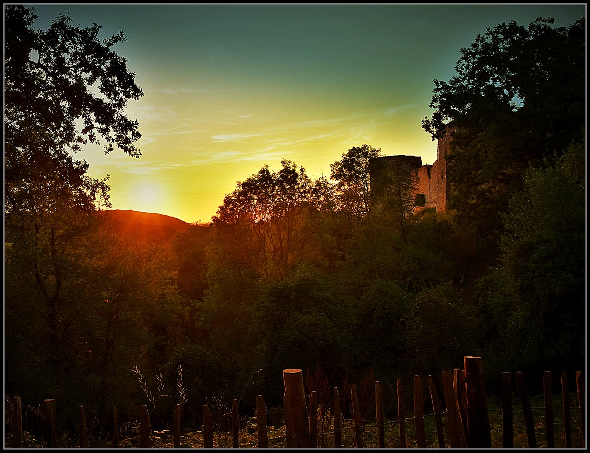 ...  Abendlicher Spaziergang zur Burgruine in Stadt Blankenberg...