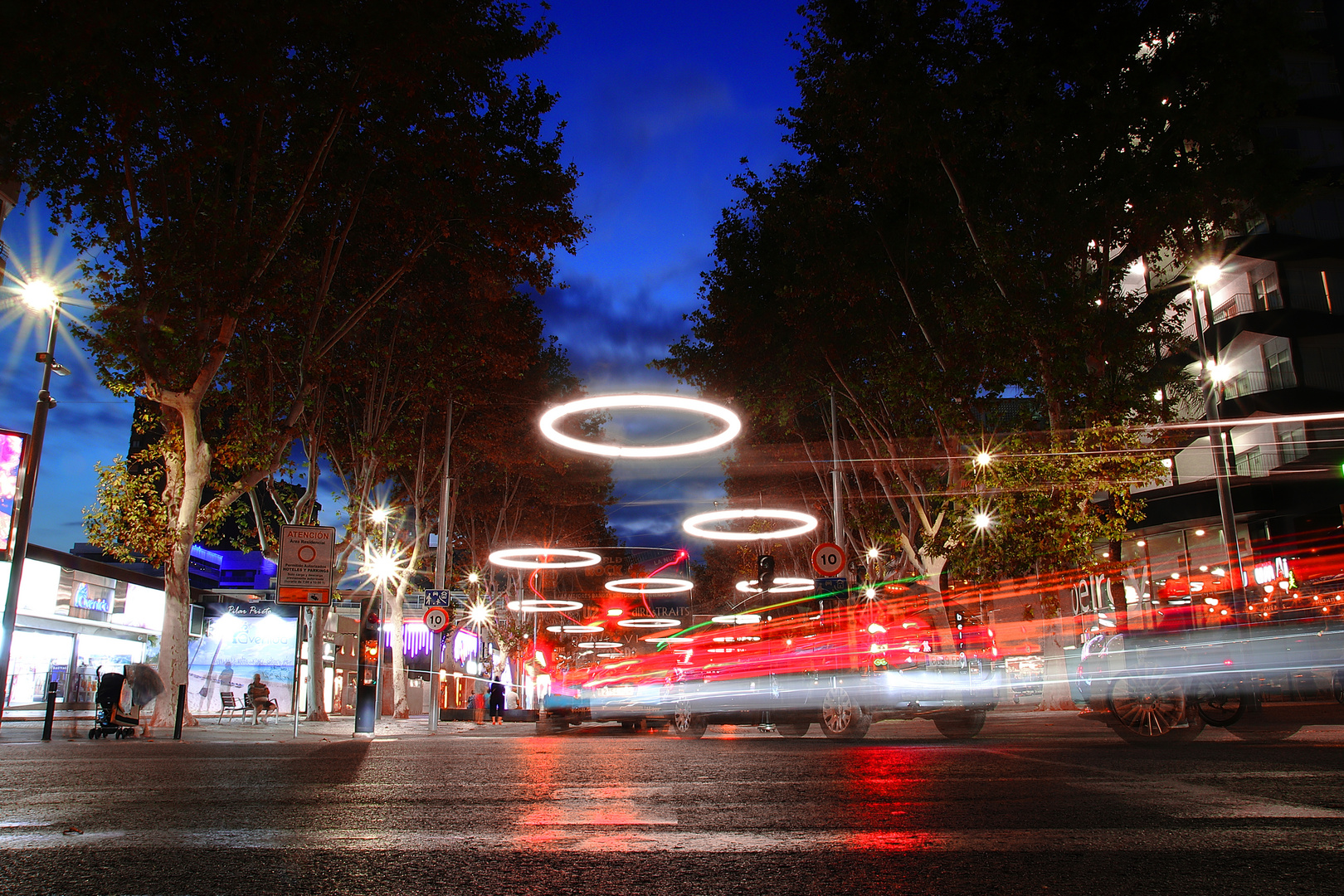 Abendlicher Straßenverkehr