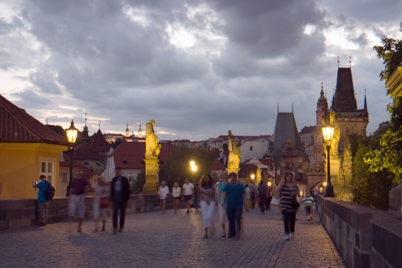 Abendlicher Touristenverkehr auf Prager Karlsbrücke