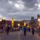 Abendlicher Touristenverkehr auf Prager Karlsbrücke