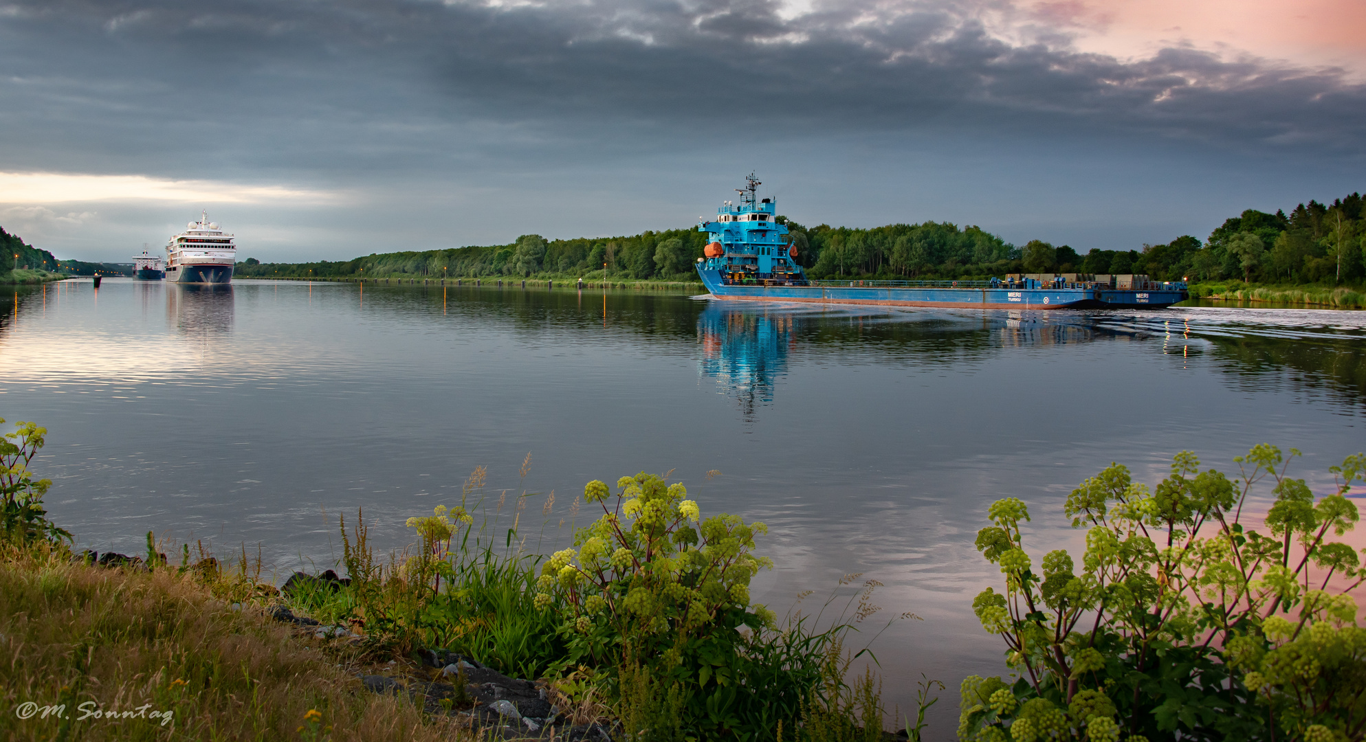 Abendlicher Verkehr am Kanal in Hochdonn