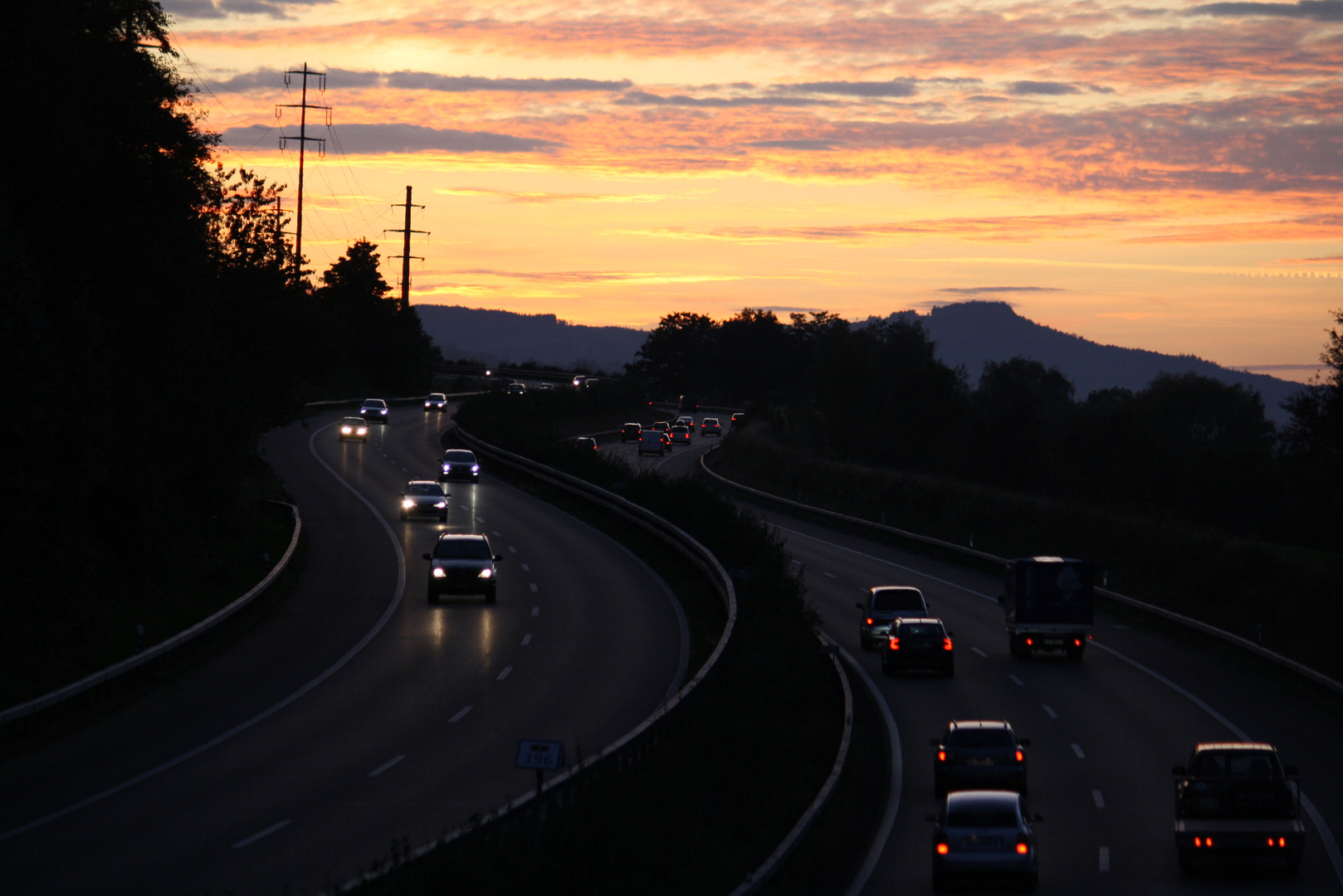 Abendlicher Verkehr auf der Autobahn