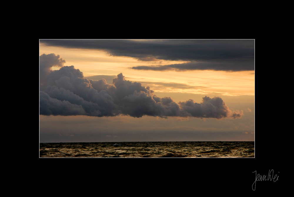 abendlicher Wolkenhimmel über der Ostsee