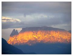 abendliches Bergpanorama über Bozen