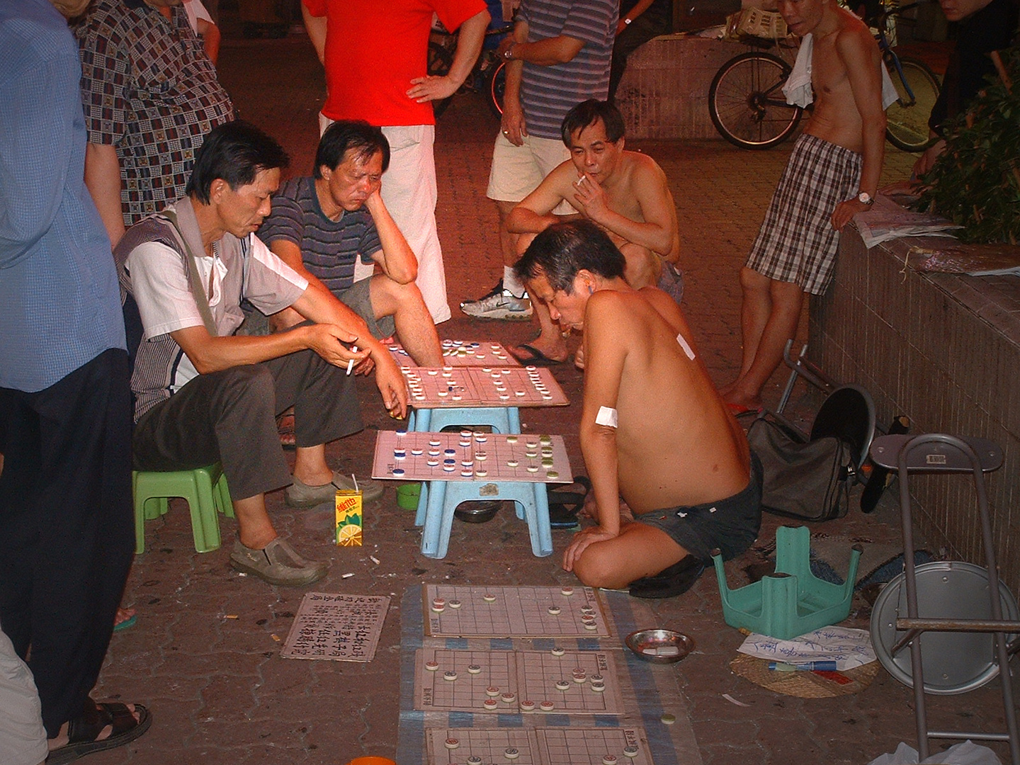 Abendliches Brettspiel auf Honkongs Straßen